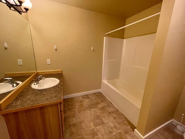 Building Photo - Lovely 3 Bed 2.5 home with 2 car garage