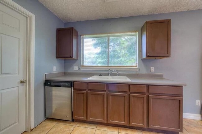 Building Photo - 2513 Glen Field Dr