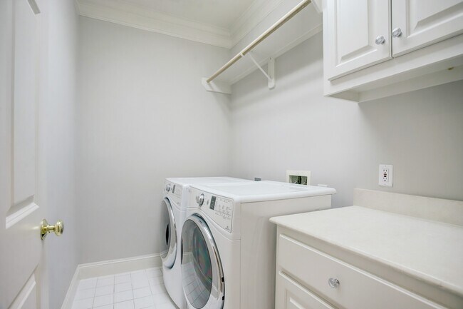 Building Photo - 1809 W Clay St