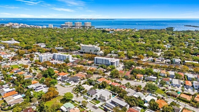 Building Photo - 2324 SW 26th St