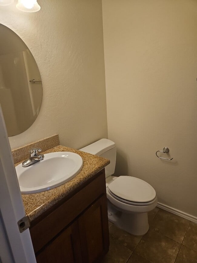 Building Photo - Available now! - 3 bed, 2 bath Townhouse i...