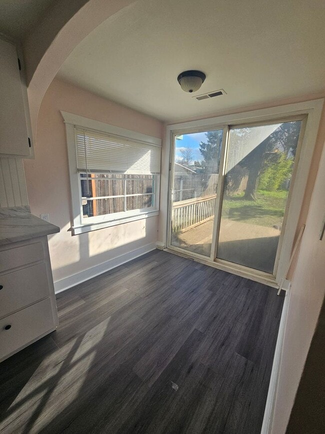 Building Photo - Newly Remodeled 2 Bedroom Home!