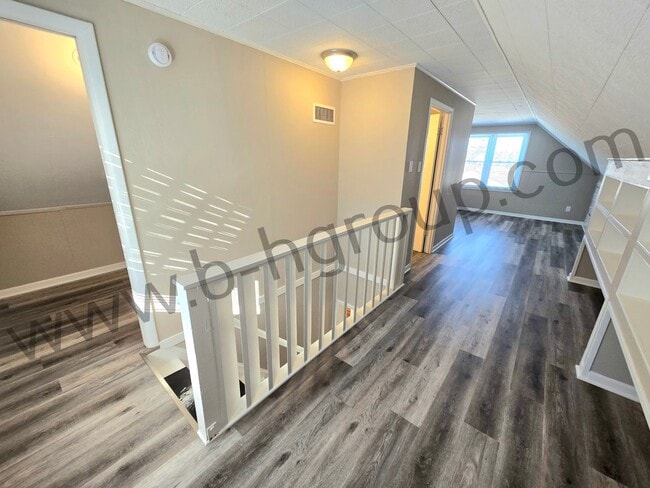 Building Photo - Great Location!