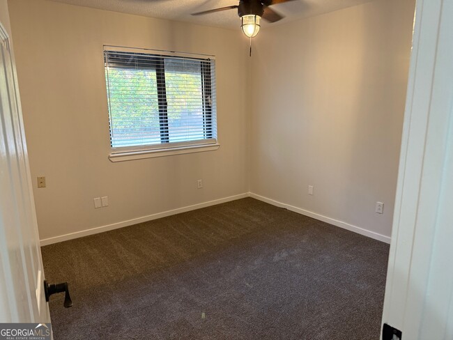 Building Photo - 20 Fairway Ln