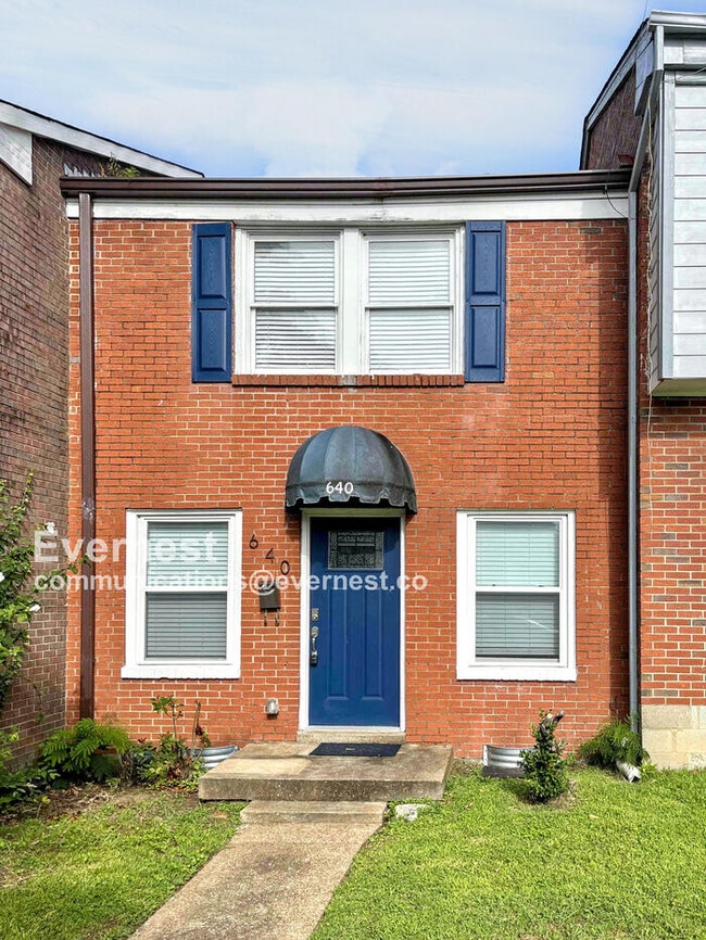 Building Photo - 2-Bedroom Townhome with Modern Comforts / ...