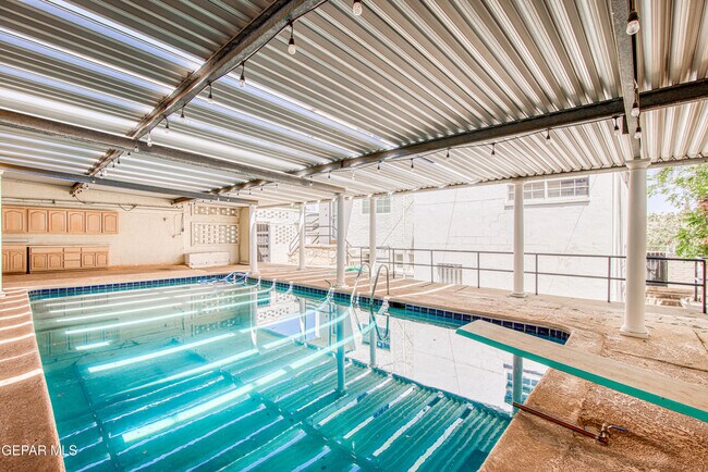 Building Photo - 1701 Elm St