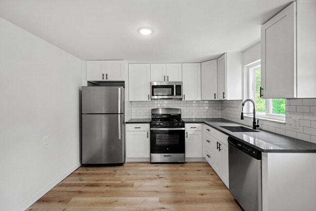 Building Photo - AVAILABLE AUGUST 1ST!! DON'T MISS THIS 3 B...