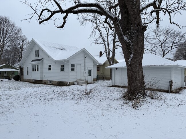 Building Photo - 807 S 10th St