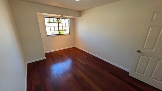 Building Photo - Updated 3 Bed 2.5 Bath Home!