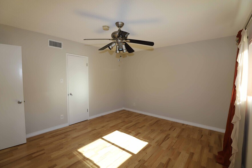 Building Photo - 1025 S Sherbourne Dr