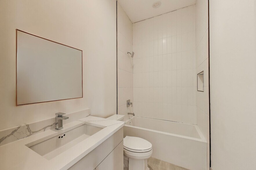 Building Photo - 2023 N Drake Ave