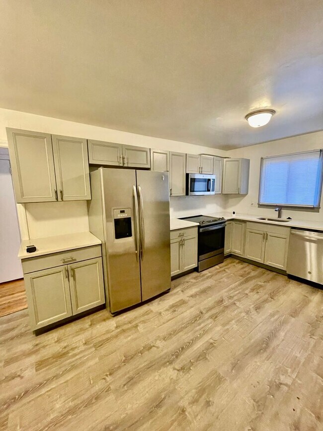 Building Photo - Introducing a charming 3 bedroom, 1 bathroom house located in the heart of Charlotte, NC.