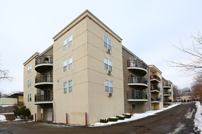 Building Photo - Canes Manor