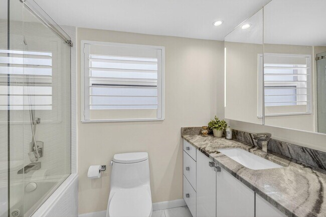 Building Photo - 3091 N Course Dr