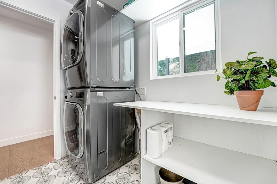 Building Photo - 4611 Louise Ave