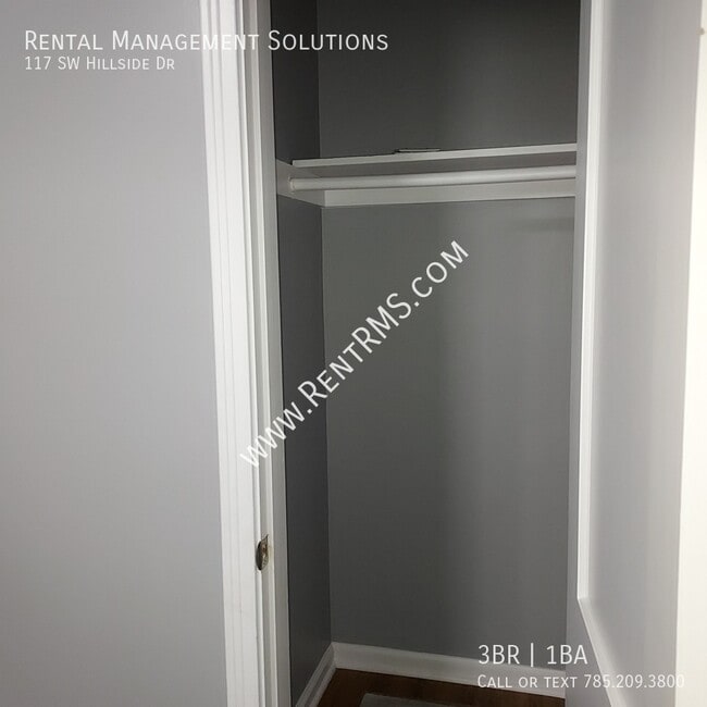 Building Photo - 117 SW Hillside Dr