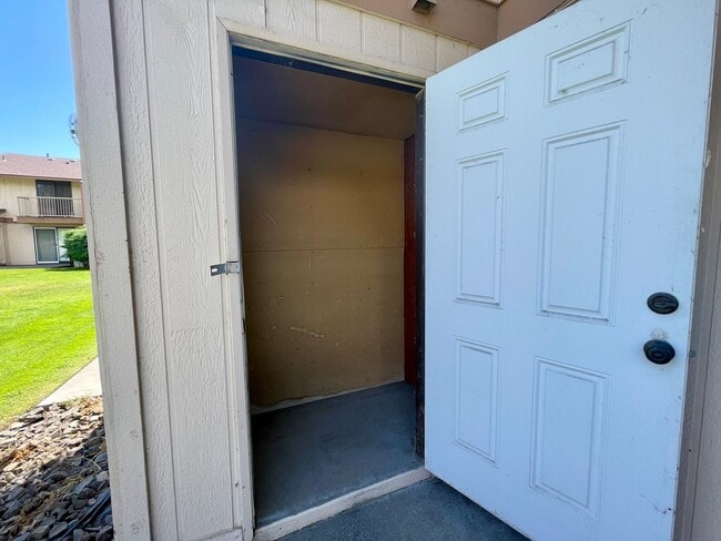 Building Photo - $500 off First Month's Rent- Updated N. Richland Townhome, Short Walk to the River!