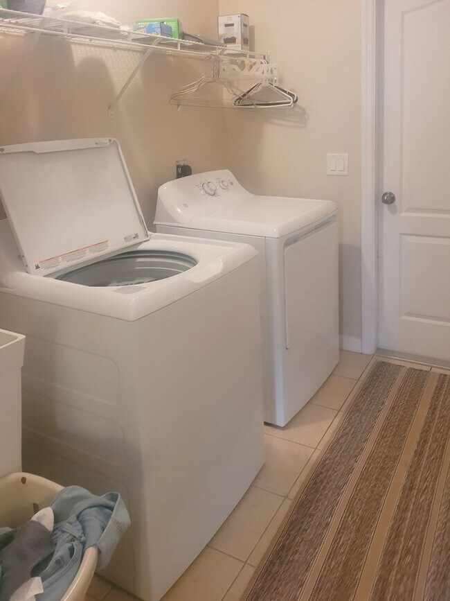 Building Photo - 3 bedroom, 2 bath rental in the Royal High...