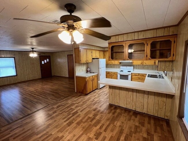 Building Photo - Adorable 2B/2B Home Available