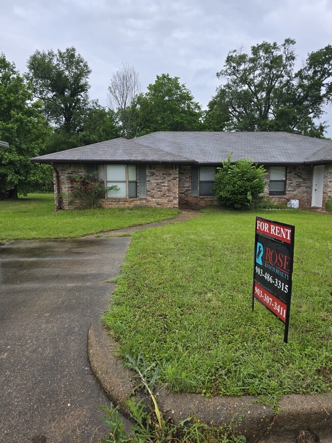 Primary Photo - 16044 Pawnee Dr