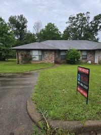 Building Photo - 16044 Pawnee Dr