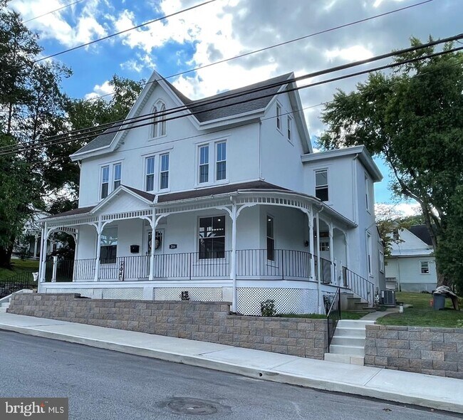 Building Photo - 214 S Main St