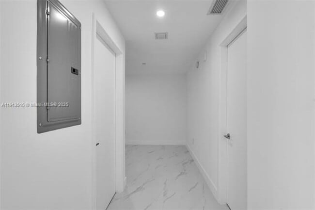 Building Photo - 700 NE 24th St