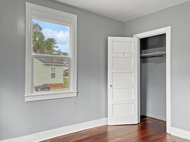 Building Photo - 2002 Shirley Ave