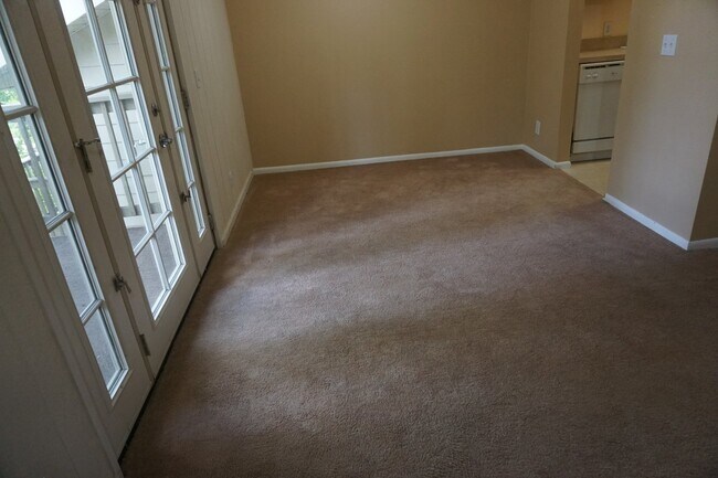 Building Photo - 2 bed / 1 bath rental
