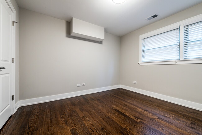 Building Photo - 3822 N Kenneth Ave