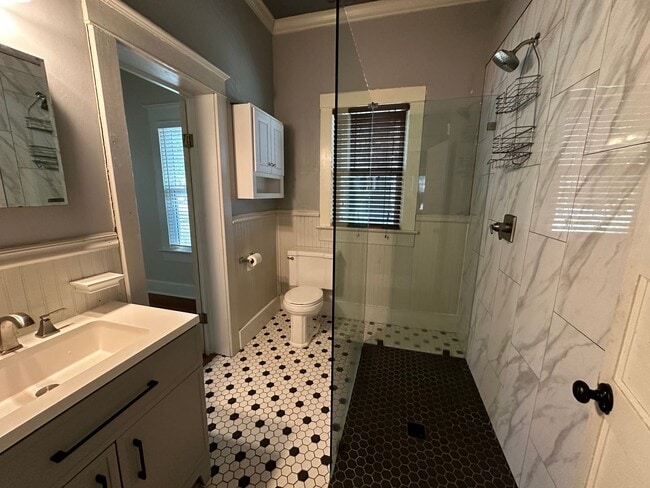 Building Photo - Introducing a charming 2-bedroom, 1.5-bath...