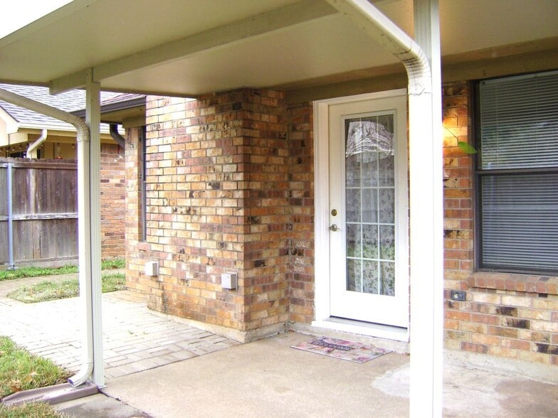 Building Photo - 1714 Redbud Ln