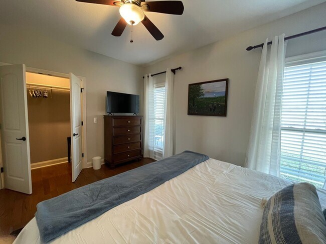 Building Photo - Fully Furnished, Short Term Rental, 1 Mont...