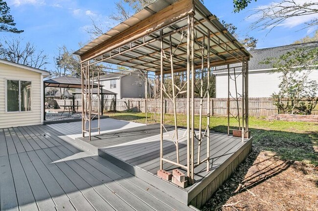 Building Photo - 121 Sully St