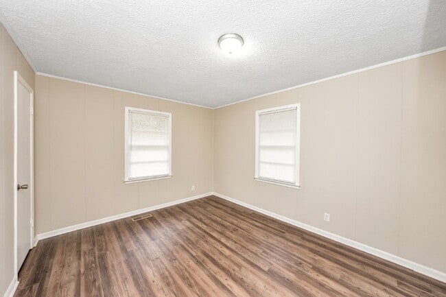 Building Photo - Renovated 4 BR Home- Move In Ready!