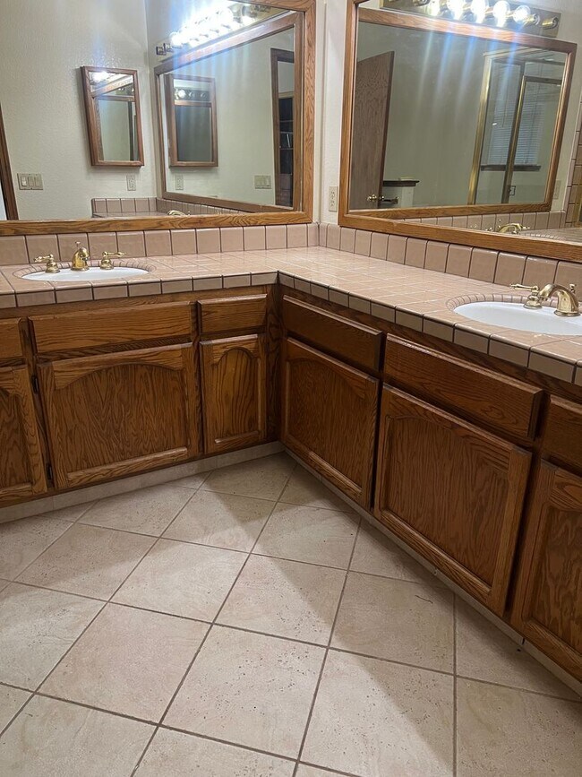 Building Photo - 3 BEDROOM/2 BATH EAST ROSEVILLE BEAUTY W/P...