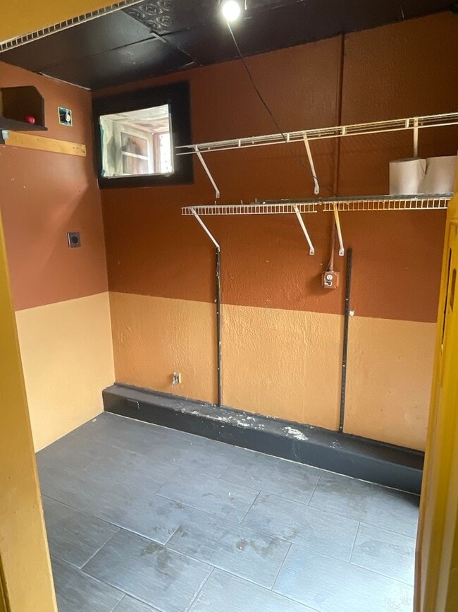 Building Photo - Commercial Space w/ Kitchen on Maple St