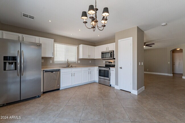 Building Photo - 6824 E Haven Ave