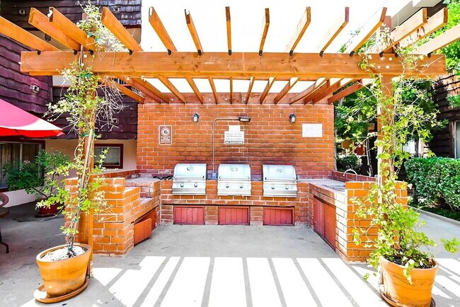 Building Photo - "Chic 1-Bed Oasis with Central Vacuum & Ha...