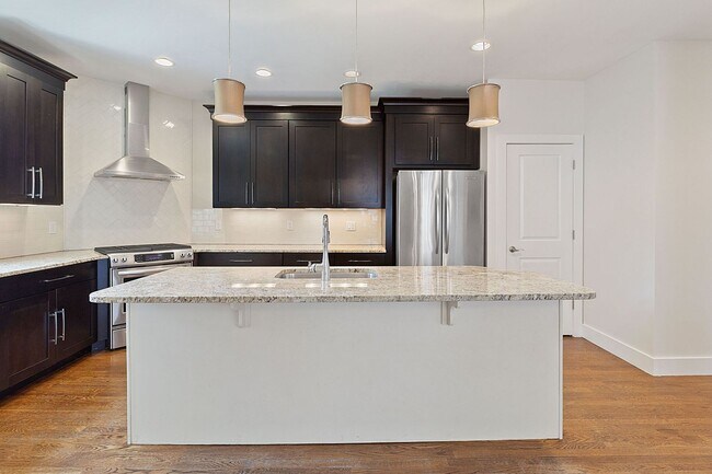 Building Photo - OAKLEY - Stunning executive tudor