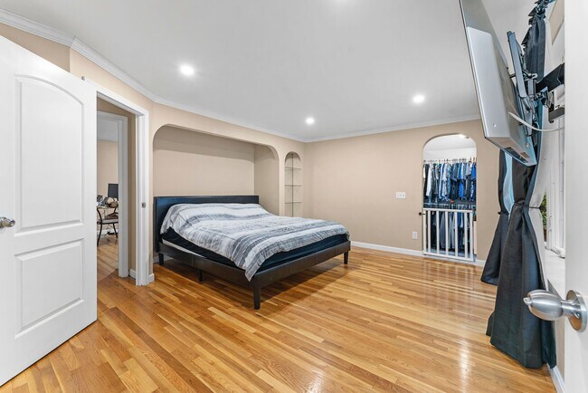 Building Photo - 35 Lanewood Ave