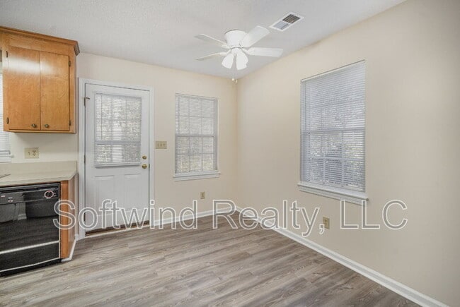 Building Photo - 290 South Cir NW