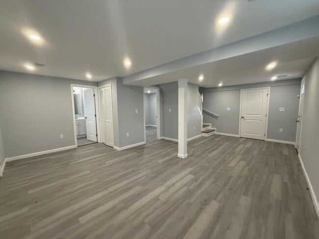 Building Photo - 9613 Harding Ave