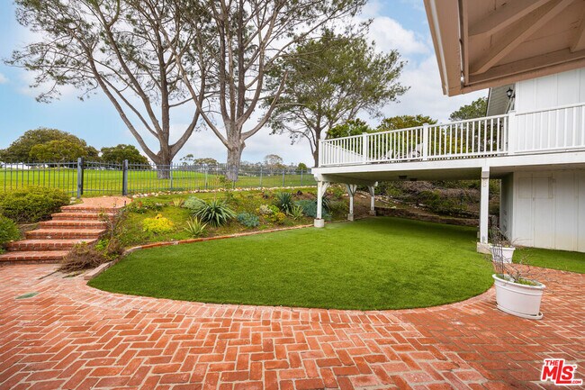 Building Photo - 1110 W Muirlands Dr