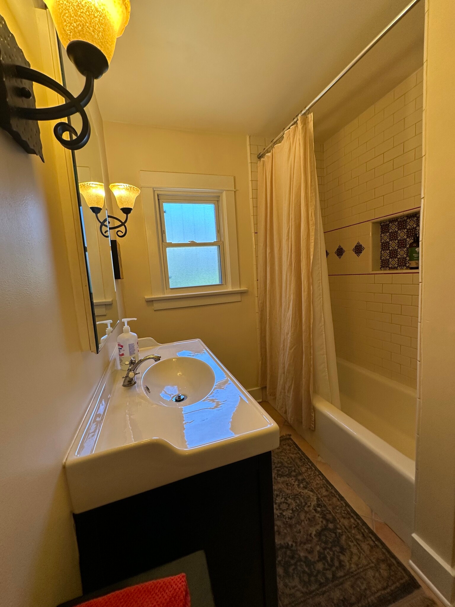 Private bath - 4933 Aldama St