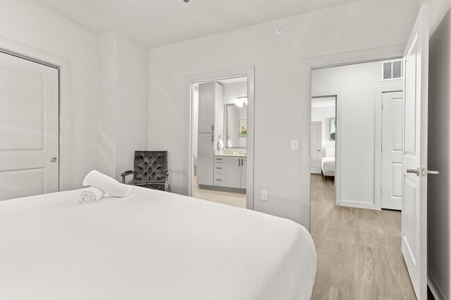 Building Photo - 5820 1/2 Cameron Road-SI FL4-ID1303394P