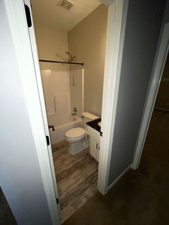Building Photo - 5 Bedroom, 3 Bathroom California Split Sty...