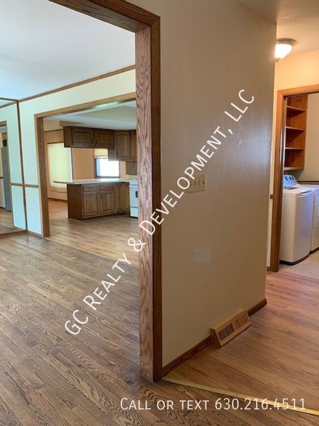 Building Photo - ***SINGLE FAMILY RANCH / 3 BDRM / 2.5 BTH ...