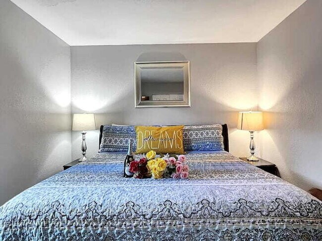 Building Photo - FULLY FURNISHED 2BR Condo