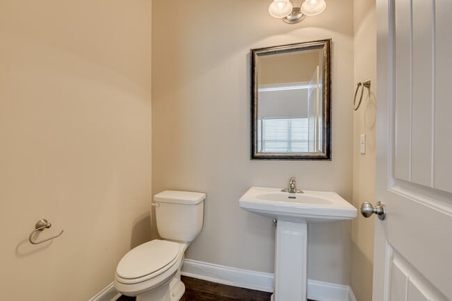 Building Photo - 926 Linsmore Ave